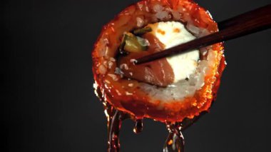 Soya sosu bir Japon rulosunun üzerine dökülür. 1000 fps 'de yüksek hızlı bir kamerayla çekildi. Yüksek kaliteli FullHD görüntüler