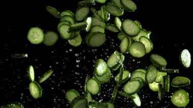 Dilimlenmiş salatalıklar uçar ve düşer. 1000 fps 'de yüksek hızlı bir kamerayla çekildi. Yüksek kaliteli FullHD görüntüler