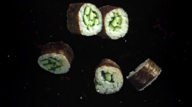 Japon dürümleri soya sosuna dönüşür. 1000 fps 'de yüksek hızlı bir kamerayla çekildi. Yüksek kaliteli FullHD görüntüler