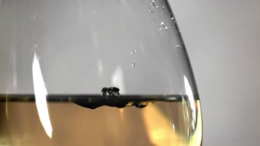 Bir damla beyaz bir şarabın içine düşer. 1000 fps 'de yüksek hızlı bir kamerayla çekildi. Yüksek kaliteli FullHD görüntüler