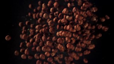 Fındıklar uçar ve düşer. 1000 fps 'de yüksek hızlı bir kamerayla çekildi. Yüksek kaliteli FullHD görüntüler