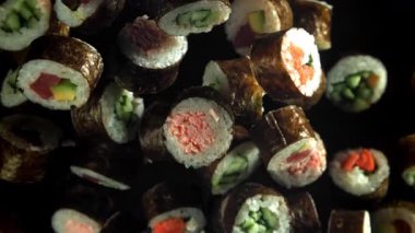 Geleneksel Japon dürümleri sebzeli ve balıklı. 1000 fps 'de yüksek hızlı bir kamerayla çekildi. Yüksek kaliteli FullHD görüntüler