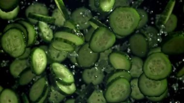 Dilimlenmiş salatalıklar uçar ve düşer. 1000 fps 'de yüksek hızlı bir kamerayla çekildi. Yüksek kaliteli FullHD görüntüler