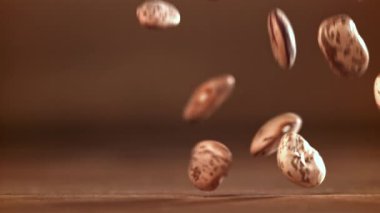 Beyaz fasulyeler tahta masaya düşer. 1000 fps 'de yüksek hızlı bir kamerayla çekildi. Yüksek kaliteli FullHD görüntüler