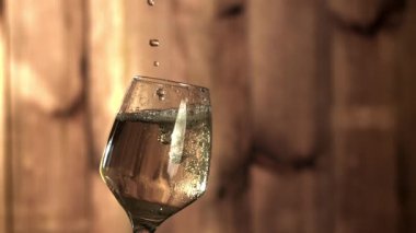 Beyaz şarap bardağa doldurulur. 1000 fps 'de yüksek hızlı bir kamerayla çekildi. Yüksek kaliteli FullHD görüntüler