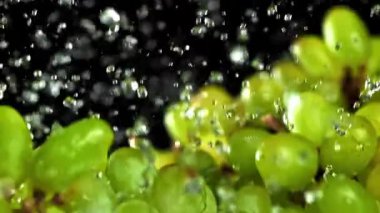 Yeşil üzümler uçar ve düşer. 1000 fps 'de yüksek hızlı bir kamerayla çekildi. Yüksek kaliteli FullHD görüntüler