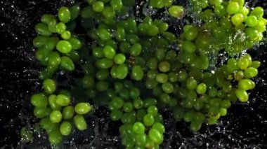 Yeşil üzümler uçar ve düşer. 1000 fps 'de yüksek hızlı bir kamerayla çekildi. Yüksek kaliteli FullHD görüntüler