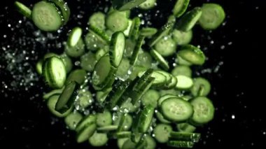 Dilimlenmiş salatalıklar uçar ve düşer. 1000 fps 'de yüksek hızlı bir kamerayla çekildi. Yüksek kaliteli FullHD görüntüler