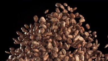 Beyaz fasulyeler uçar ve düşer. 1000 fps 'de yüksek hızlı bir kamerayla çekildi. Yüksek kaliteli FullHD görüntüler