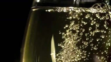 Bir bardak beyaz şarapta hava kabarcıkları. 1000 fps 'de yüksek hızlı bir kamerayla çekildi. Yüksek kaliteli FullHD görüntüler