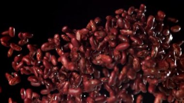 Kırmızı fasulyeler uçar ve düşer. 1000 fps 'de yüksek hızlı bir kamerayla çekildi. Yüksek kaliteli FullHD görüntüler