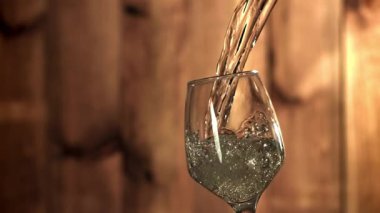 Beyaz şarap bardağa doldurulur. 1000 fps 'de yüksek hızlı bir kamerayla çekildi. Yüksek kaliteli FullHD görüntüler