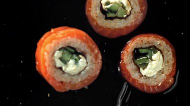 Japon dürümü soya sosunun içine düşer. 1000 fps 'de yüksek hızlı bir kamerayla çekildi. Yüksek kaliteli FullHD görüntüler