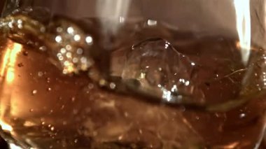 Buzlu viski. 1000 fps 'de yüksek hızlı bir kamerayla çekildi. Yüksek kaliteli FullHD görüntüler