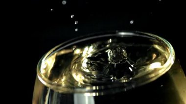 Bir damla beyaz bir şarabın içine düşer. 1000 fps 'de yüksek hızlı bir kamerayla çekildi. Yüksek kaliteli FullHD görüntüler
