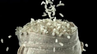 Pirinç torbanın içine düşer. 1000 fps 'de yüksek hızlı bir kamerayla çekildi. Yüksek kaliteli FullHD görüntüler