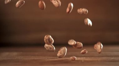 Beyaz fasulyeler tahta masaya düşer. 1000 fps 'de yüksek hızlı bir kamerayla çekildi. Yüksek kaliteli FullHD görüntüler