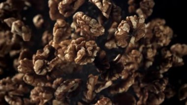 Cevizler yukarı uçar ve aşağı düşer. 1000 fps 'de yüksek hızlı bir kamerayla çekildi. Yüksek kaliteli FullHD görüntüler