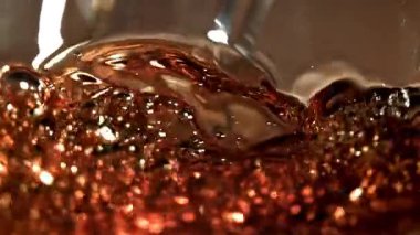 Kadehte yıllanmış konyak. 1000 fps 'de yüksek hızlı bir kamerayla çekildi. Yüksek kaliteli FullHD görüntüler