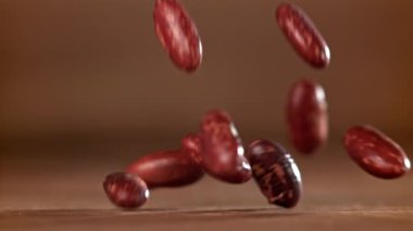 Kırmızı fasulyeler masaya düşer. 1000 fps 'de yüksek hızlı bir kamerayla çekildi. Yüksek kaliteli FullHD görüntüler