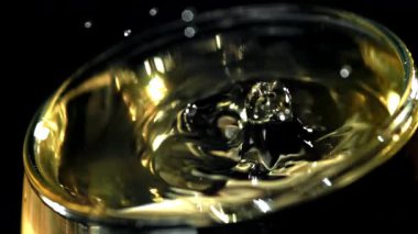 Bir damla beyaz bir şarabın içine düşer. 1000 fps 'de yüksek hızlı bir kamerayla çekildi. Yüksek kaliteli FullHD görüntüler