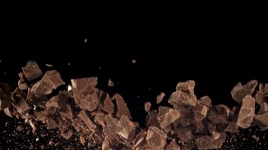 Çikolata parçaları uçar ve düşer. 1000 fps 'de yüksek hızlı bir kamerayla çekildi. Yüksek kaliteli FullHD görüntüler