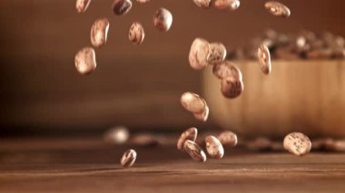 Beyaz fasulyeler tahta masaya düşer. 1000 fps 'de yüksek hızlı bir kamerayla çekildi. Yüksek kaliteli FullHD görüntüler