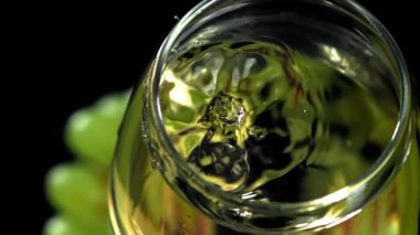 Bir damla beyaz bir şarabın içine düşer. 1000 fps 'de yüksek hızlı bir kamerayla çekildi. Yüksek kaliteli FullHD görüntüler
