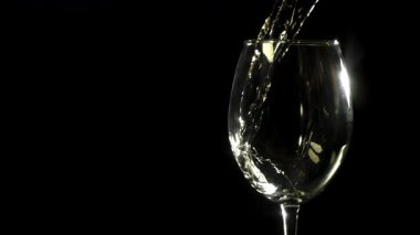 Beyaz şarap bardağa doldurulur. 1000 fps 'de yüksek hızlı bir kamerayla çekildi. Yüksek kaliteli FullHD görüntüler