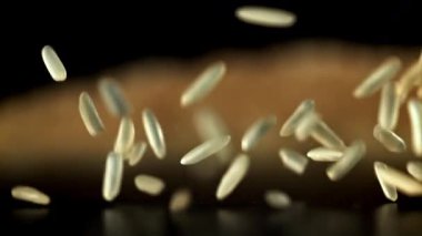 Pirinç masaya düşer. 1000 fps 'de yüksek hızlı bir kamerayla çekildi. Yüksek kaliteli FullHD görüntüler