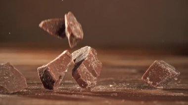 Çikolata parçaları masaya düşer. 1000 fps 'de yüksek hızlı bir kamerayla çekildi. Yüksek kaliteli FullHD görüntüler