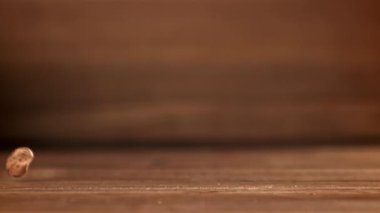 Beyaz fasulyeler tahta masaya düşer. 1000 fps 'de yüksek hızlı bir kamerayla çekildi. Yüksek kaliteli FullHD görüntüler