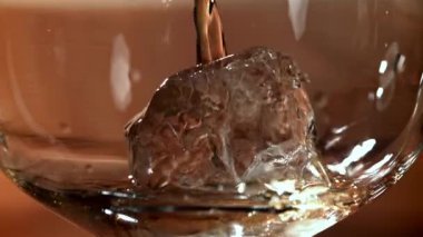 Viski buzlu bir bardağa dökülür. 1000 fps 'de yüksek hızlı bir kamerayla çekildi. Yüksek kaliteli FullHD görüntüler