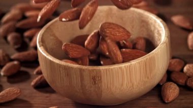 Bademler ahşap bir kaseye düşer. 1000 fps 'de yüksek hızlı bir kamerayla çekildi. Yüksek kaliteli FullHD görüntüler