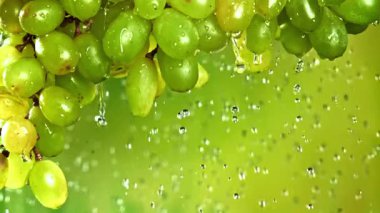 Yeşil üzümlerden su akar. 1000 fps 'de yüksek hızlı bir kamerayla çekildi. Yüksek kaliteli FullHD görüntüler