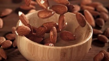 Bademler ahşap bir kaseye düşer. 1000 fps 'de yüksek hızlı bir kamerayla çekildi. Yüksek kaliteli FullHD görüntüler