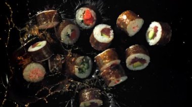 Japon dürümleri soya sosuna dönüşür. 1000 fps 'de yüksek hızlı bir kamerayla çekildi. Yüksek kaliteli FullHD görüntüler