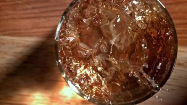 Buz bir bardak viskinin içine düşer. 1000 fps 'de yüksek hızlı bir kamerayla çekildi. Yüksek kaliteli FullHD görüntüler