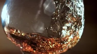 Konyak bardağa doldurulur. 1000 fps 'de yüksek hızlı bir kamerayla çekildi. Yüksek kaliteli FullHD görüntüler