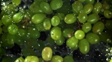 Yeşil üzümler uçar ve düşer. 1000 fps 'de yüksek hızlı bir kamerayla çekildi. Yüksek kaliteli FullHD görüntüler