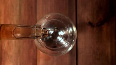 Konyak bardağa doldurulur. 1000 fps 'de yüksek hızlı bir kamerayla çekildi. Yüksek kaliteli FullHD görüntüler