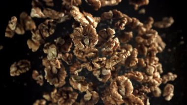 Cevizler yukarı uçar ve aşağı düşer. 1000 fps 'de yüksek hızlı bir kamerayla çekildi. Yüksek kaliteli FullHD görüntüler