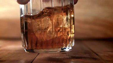Buzlu viski. 1000 fps 'de yüksek hızlı bir kamerayla çekildi. Yüksek kaliteli FullHD görüntüler