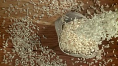 Pirinç torbanın içine düşer. 1000 fps 'de yüksek hızlı bir kamerayla çekildi. Yüksek kaliteli FullHD görüntüler