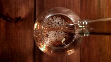 Konyak bardağa doldurulur. 1000 fps 'de yüksek hızlı bir kamerayla çekildi. Yüksek kaliteli FullHD görüntüler