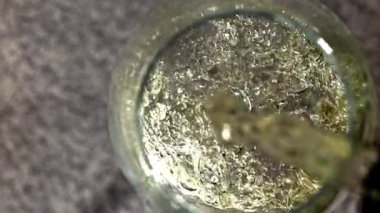 Beyaz şarap bardağa doldurulur. 1000 fps 'de yüksek hızlı bir kamerayla çekildi. Yüksek kaliteli FullHD görüntüler