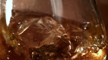 Buzlu viski. 1000 fps 'de yüksek hızlı bir kamerayla çekildi. Yüksek kaliteli FullHD görüntüler