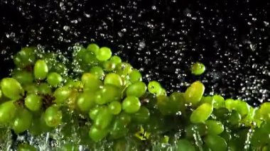 Yeşil üzümler uçar ve düşer. 1000 fps 'de yüksek hızlı bir kamerayla çekildi. Yüksek kaliteli FullHD görüntüler