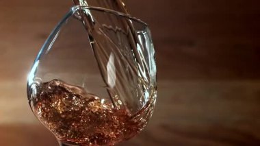 Konyak bardağa doldurulur. 1000 fps 'de yüksek hızlı bir kamerayla çekildi. Yüksek kaliteli FullHD görüntüler