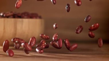 Kırmızı fasulyeler masaya düşer. 1000 fps 'de yüksek hızlı bir kamerayla çekildi. Yüksek kaliteli FullHD görüntüler